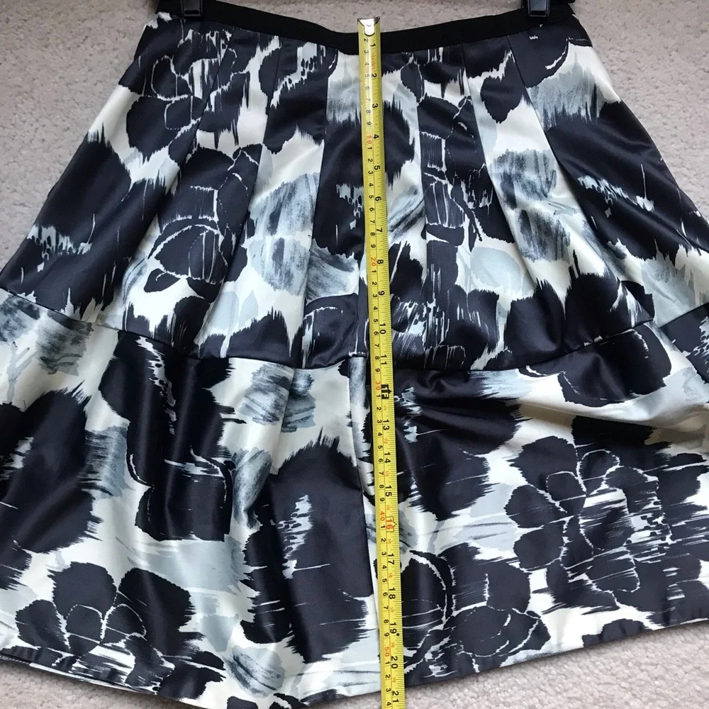 LIKE NEW! The Limited Sz 2 Skirt Grey Black Floral Pleated Flare A-Line …